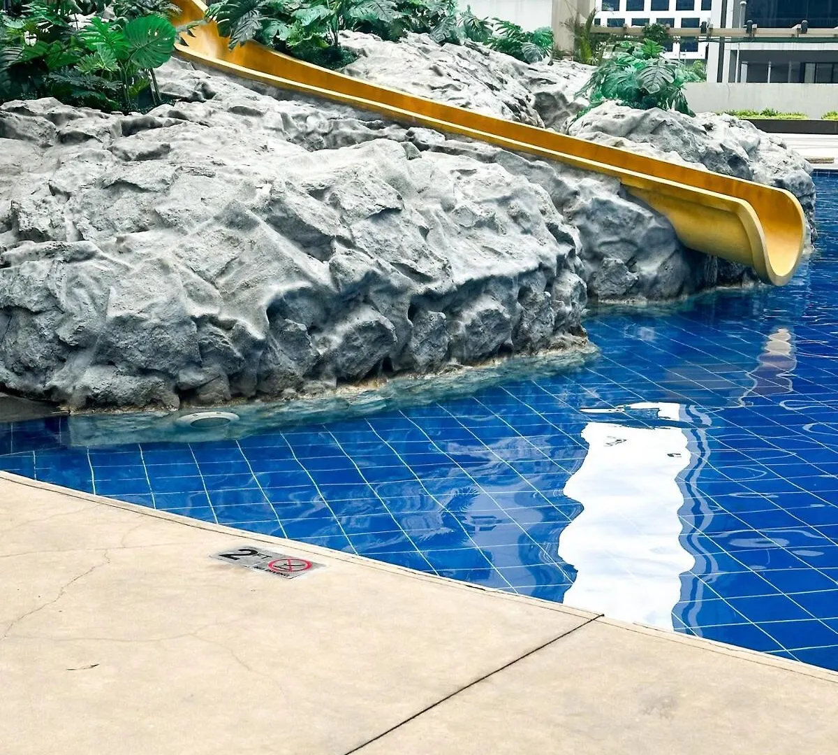 Crizzy'S Hub Sariel At Shore Residences Manila 0*,  Philippines
